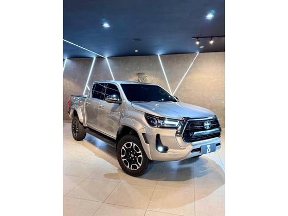 TOYOTA HILUX 2.8 D-4D TURBO DIESEL CD SRX PLUS 4X4 AUTOMÁTICO